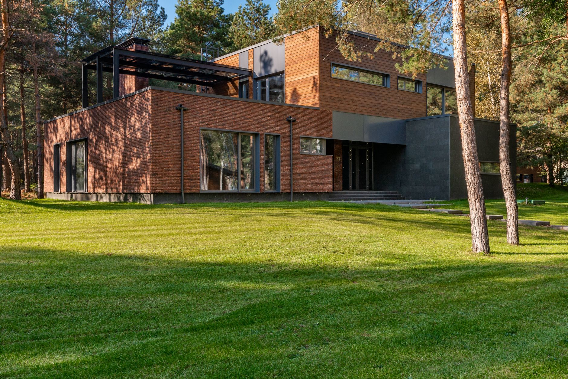 Modern home with flat roof sections in the pines
